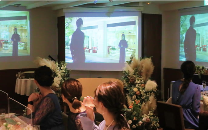 結婚式でプロポーズ動画を鑑賞している様子