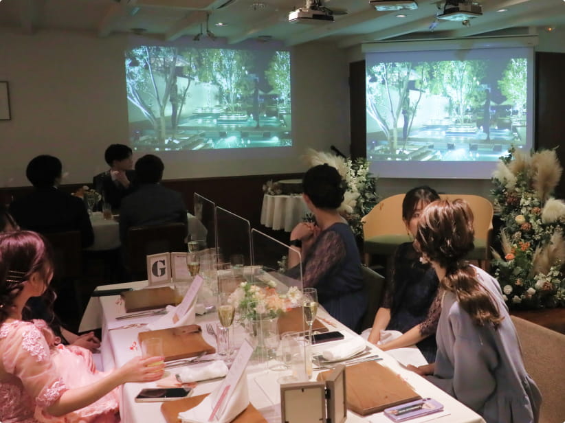 結婚式でプロポーズ動画を鑑賞している様子