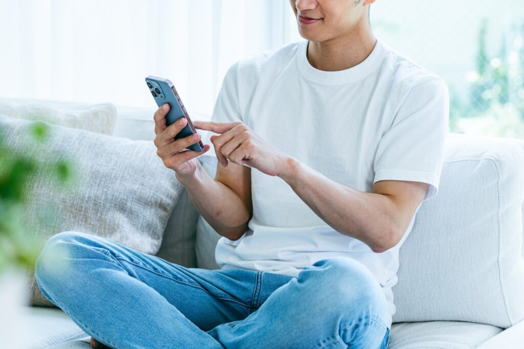 ラインで気軽にプロポーズの相談をしている男性