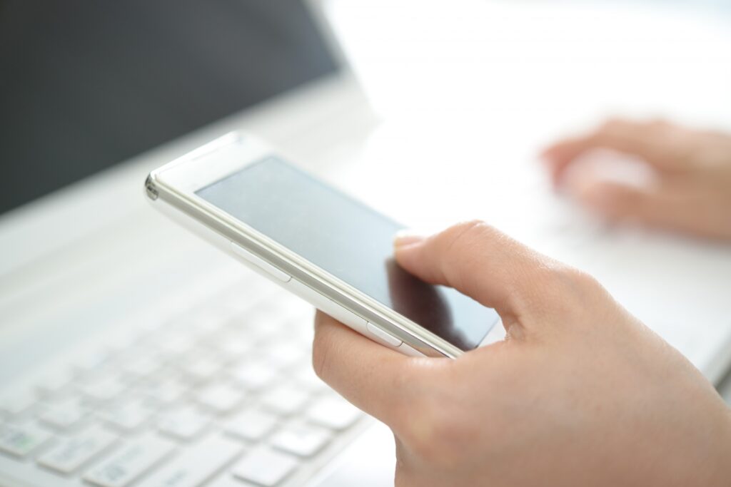 アンドモアにラインで相談している男性の手元