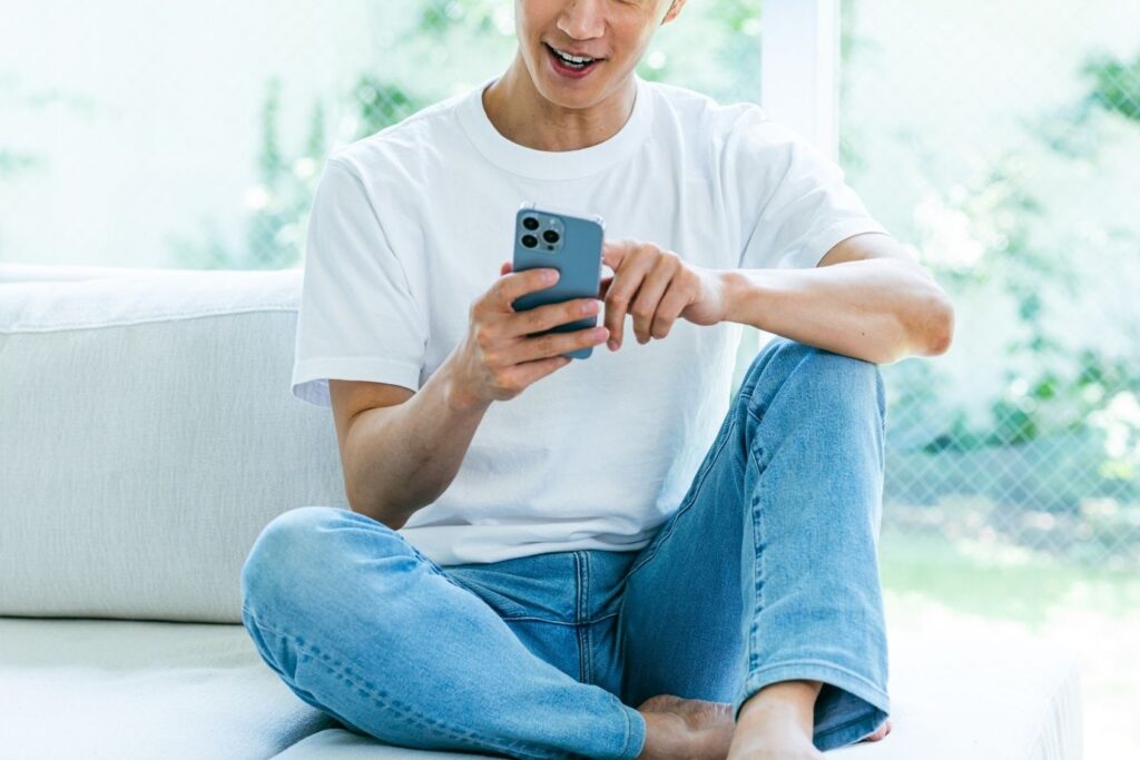 アンドモアにスマホでプロポーズの相談をする男性