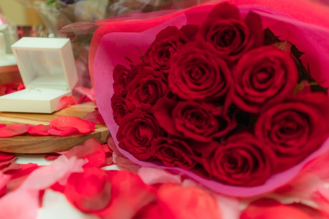 プロポーズに必要な、バラの花束と指輪